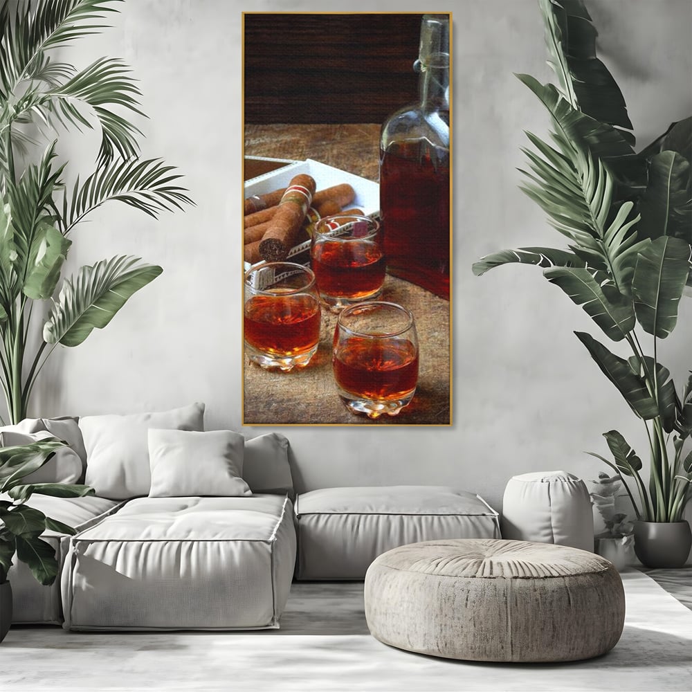Tablou canvas cu tablou canvas cu sticla de coniac si trabucuri, in rama de aluminiu auriu, pe perete intr-un living